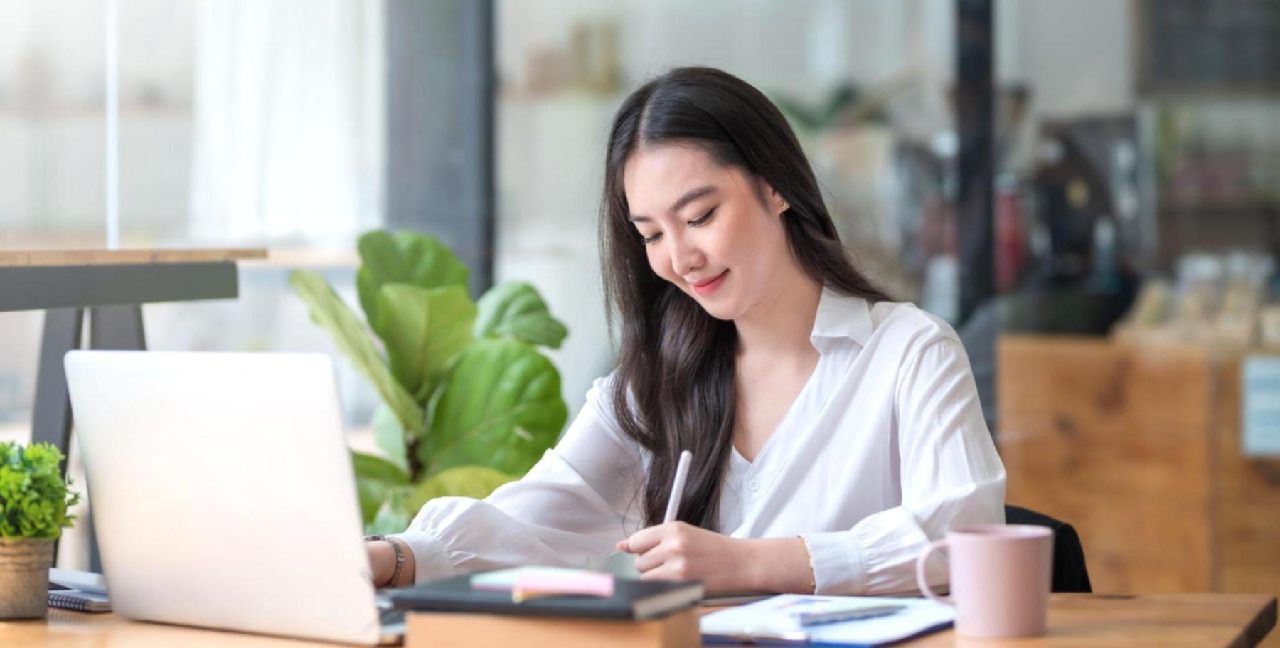 Estudiante trabajando en análisis presupuestario con documentos y calculadora